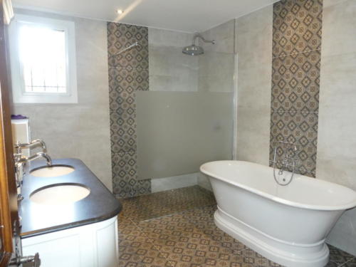 cco-concept-artisan-carreleur-soignies-mons-chape-credence-pierre-naturelle-salle-de-bain-credence